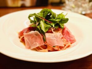 ハモン・セラーノのアラビアータパスタ